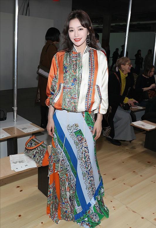 闪耀的她秦岚穿搭同款黄色连衣裙,秦岚身着toryburch2022