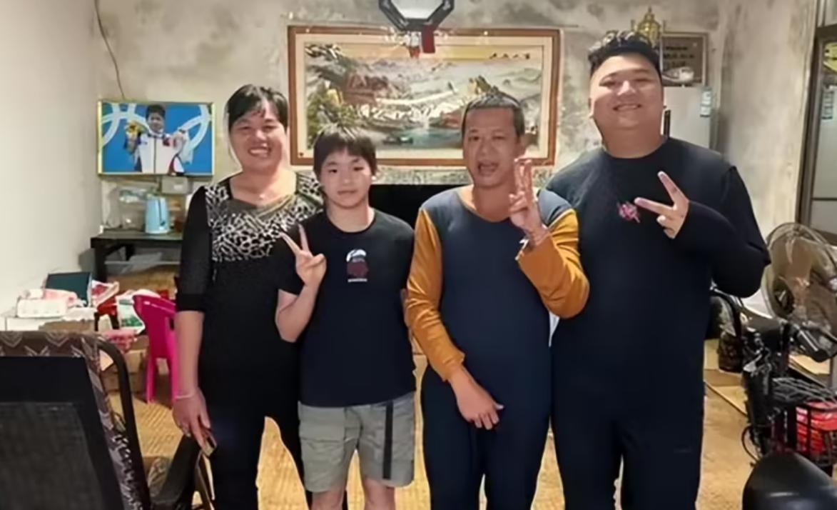 全红婵首次登领奖台视频全程回放,16岁全红婵回北京接受央视采访