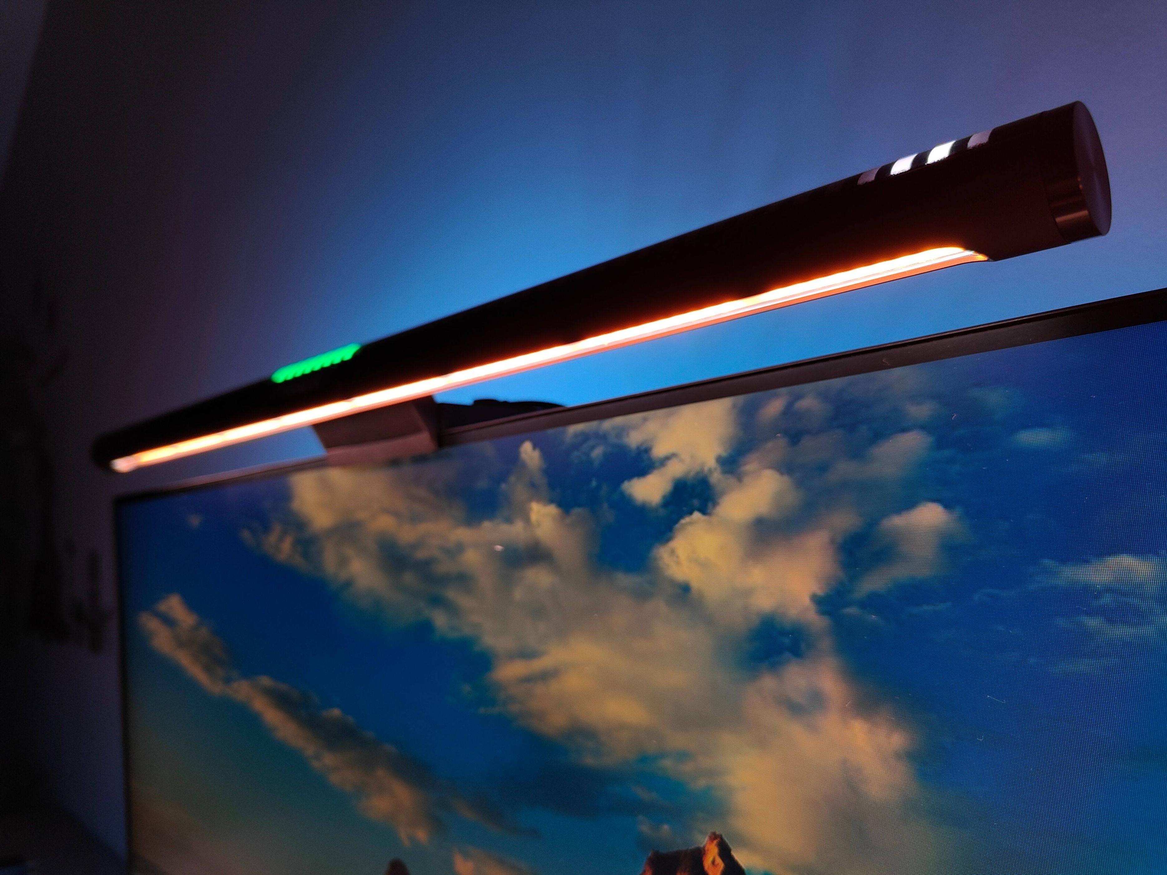 长时间熬夜使用电脑桌面补光，蓝光辐射问题，是时候重视起来了。