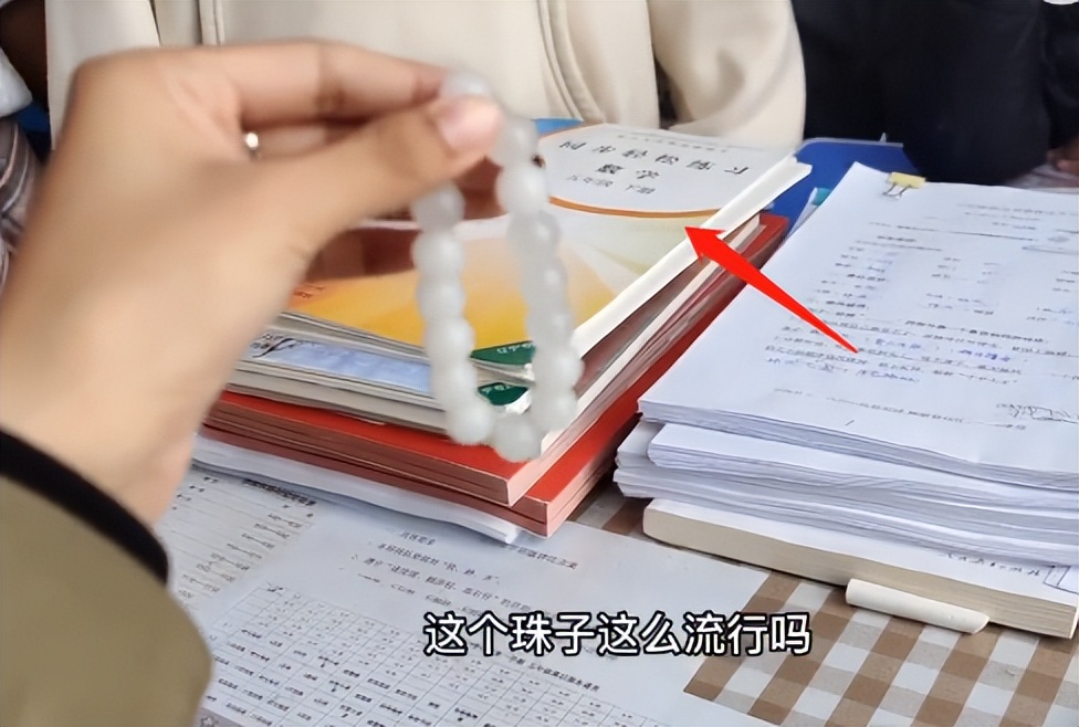 盘手串的小学生,现在的小学生盘串