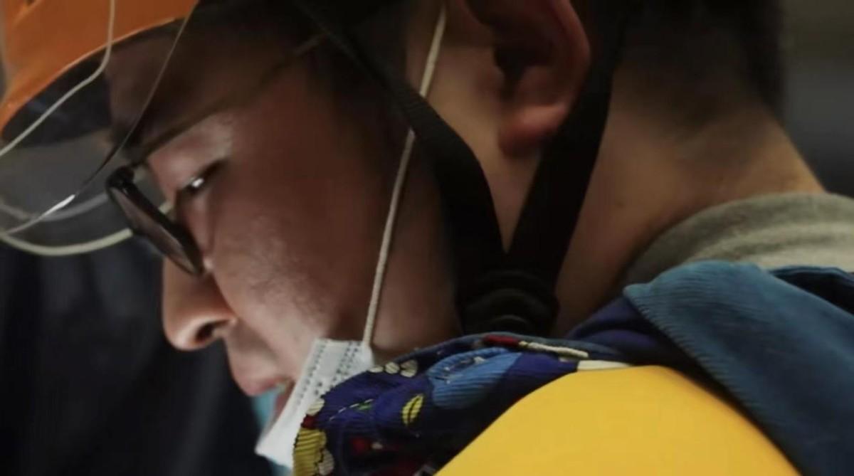 外卖小哥带娃送外卖试药,外卖小哥背6个月女儿送外卖试药