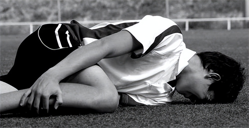 踢足球发生碰撞受伤如何划分责任,人与人无意碰撞后一方受伤谁负责