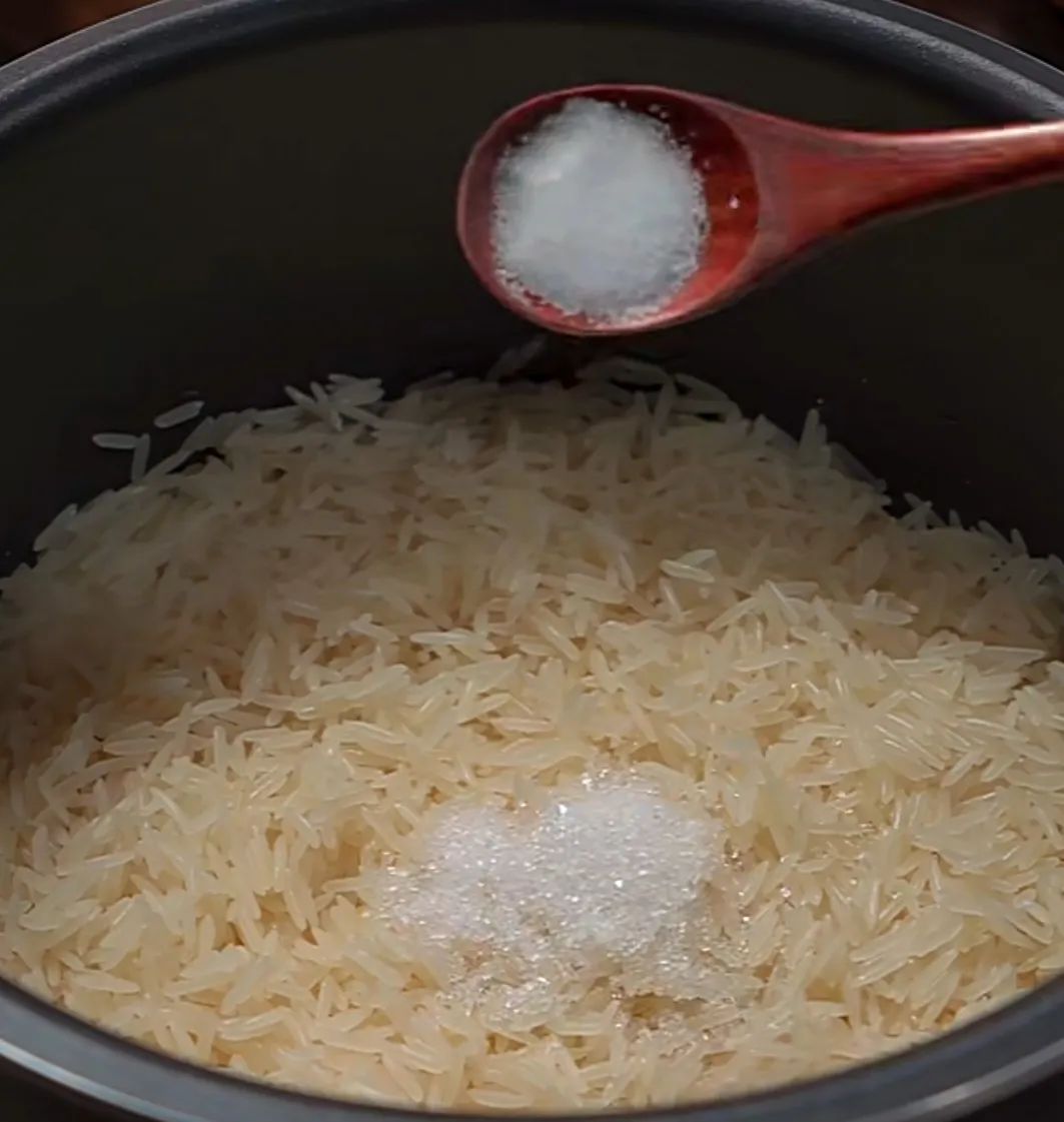 蒸米饭要放什么才饭香软可口,蒸米饭别只加清水四个小窍门