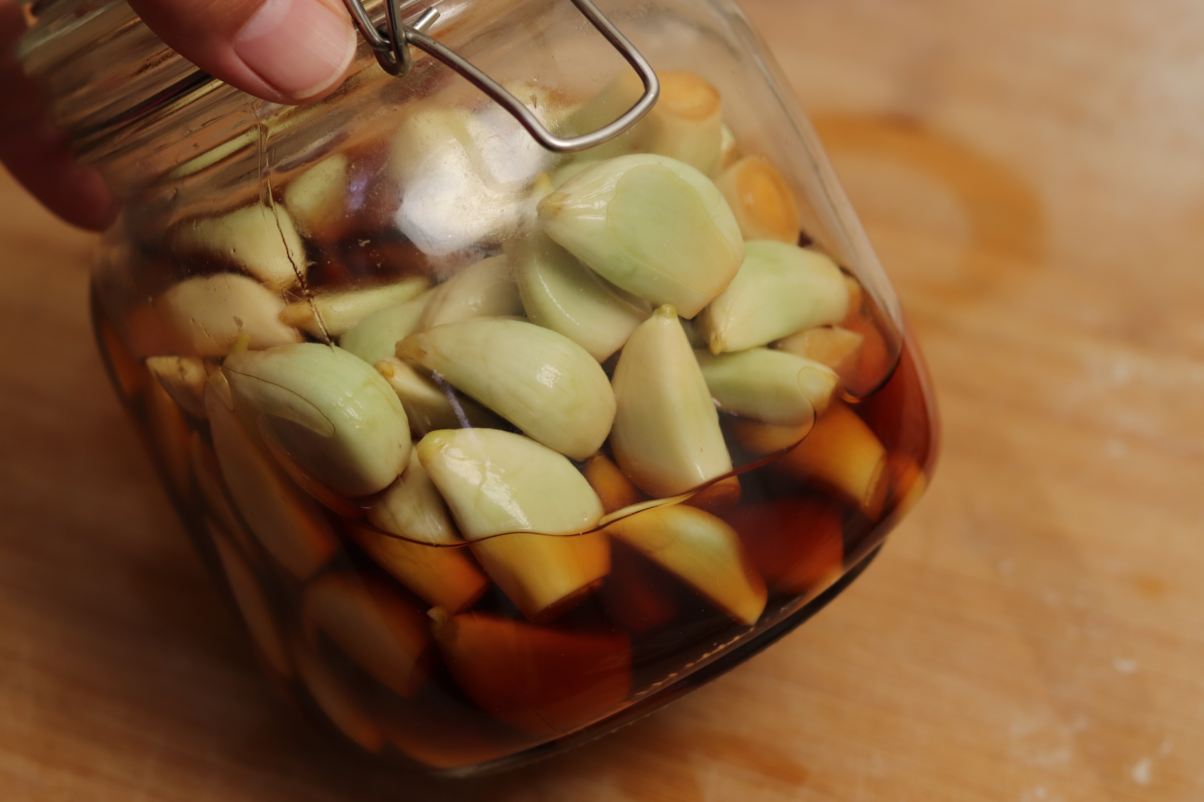 腊八蒜刚刚开始变绿能开盖加醋吗,腌腊八蒜时只放醋就错了教你一招