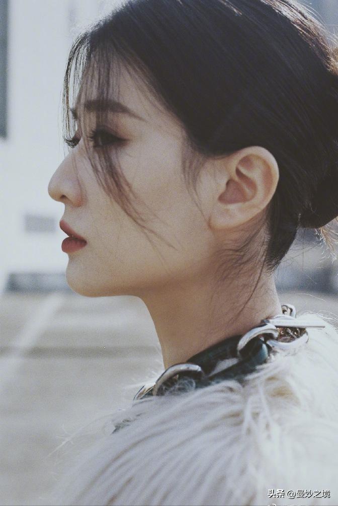 乔欣街头皮衣回眸夜晚半身照,乔欣抹胸白礼服女神气质高清写真