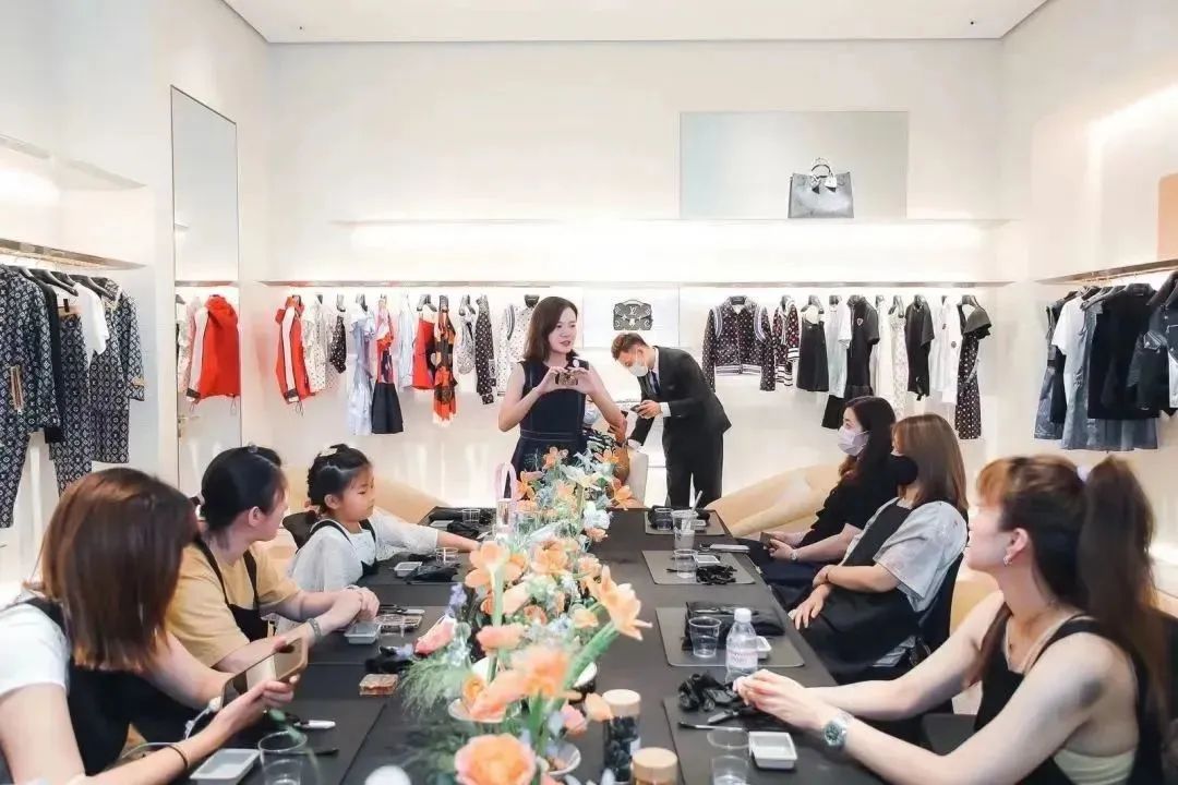 无锡两个爱花的小姐姐，开了家“宝藏”花店，对接奢侈品牌，业绩步步攀升