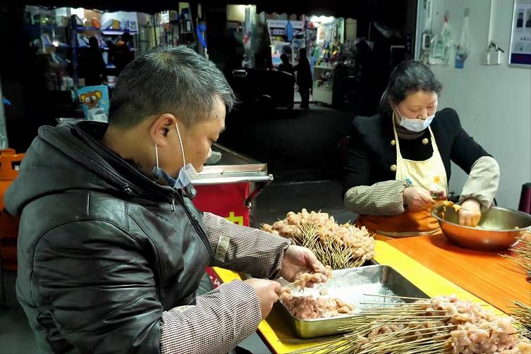 贵州大哥学校门口卖小吃，1元1串，利润占75%，小学生是消费主力