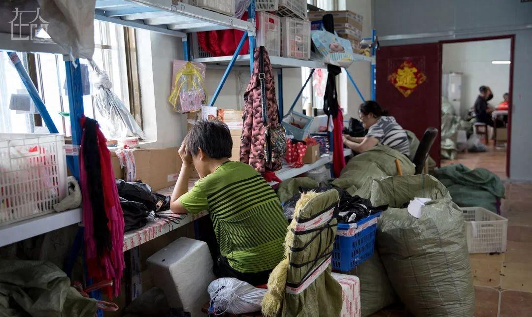 天地间丨情趣内衣小镇的女农民工每天往返于工厂和田间地头