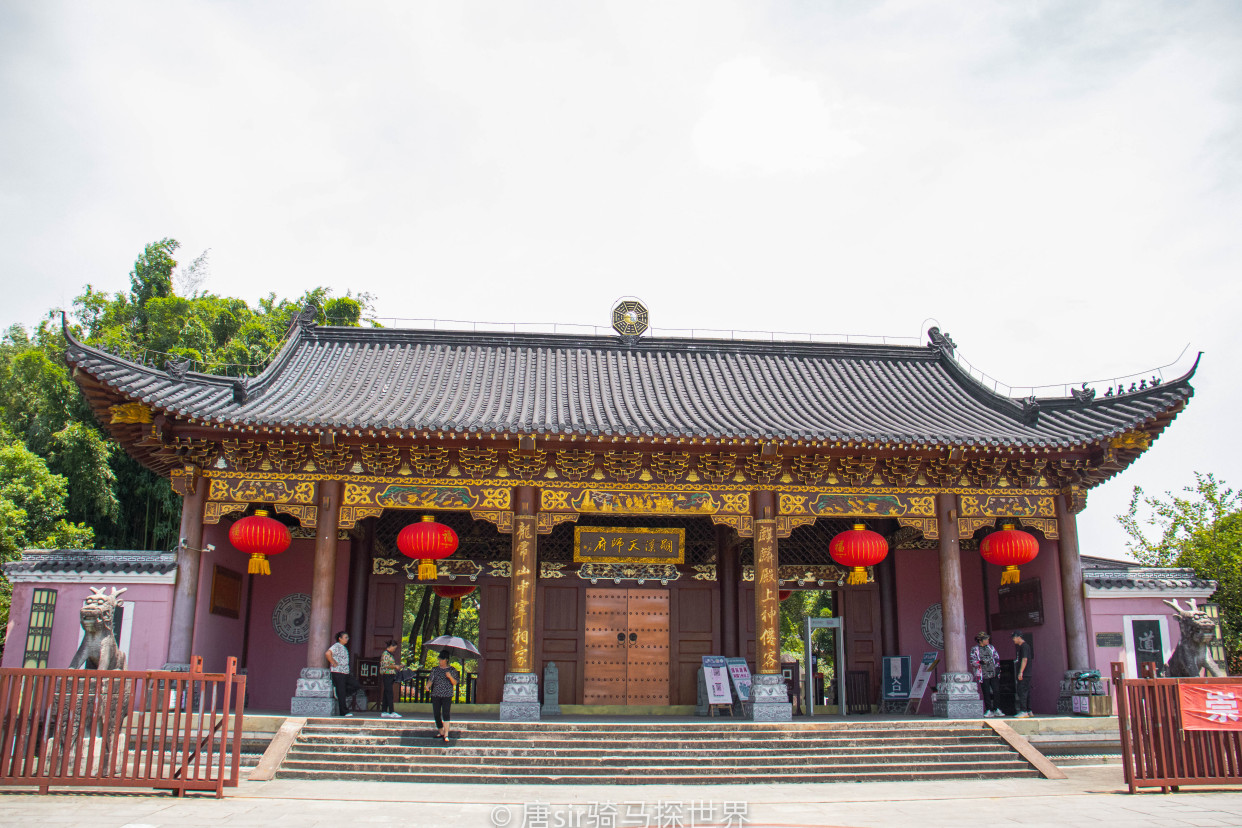 碧水丹山入梦来，湖光山色尽在手中，如此清凉的龙虎山你见过吗？