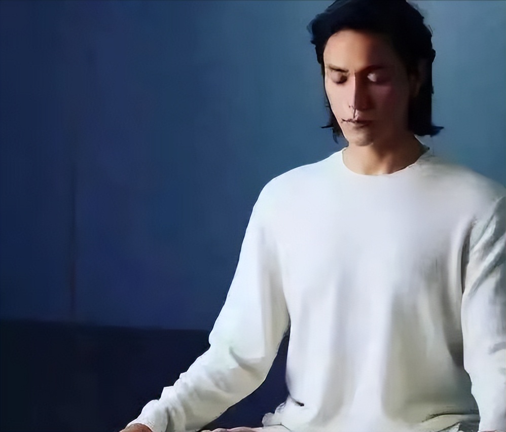 44岁赵薇近照穿红长裙,赵薇发福照片