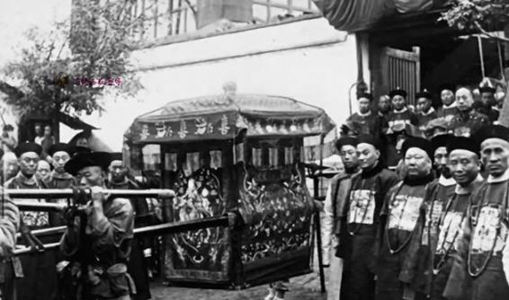 1949年，毛主席进北平时的一组老照片，穿着军棉大衣气场强大