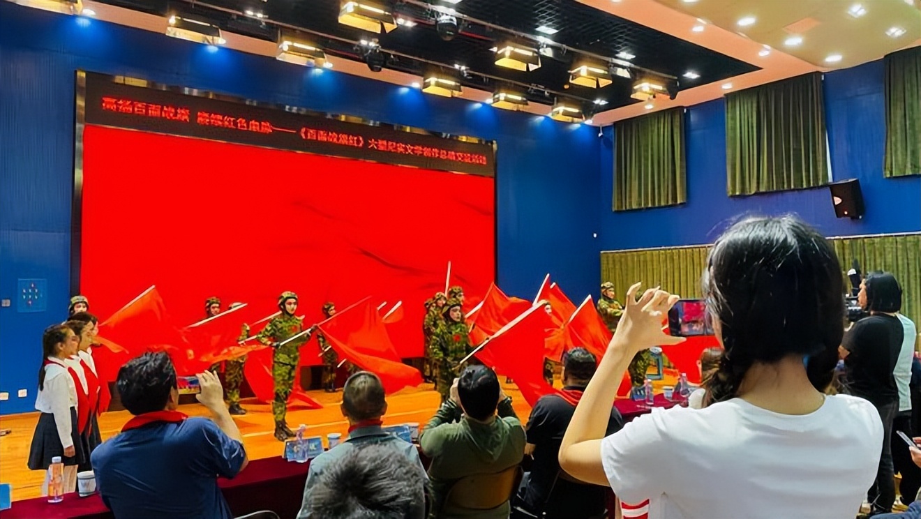 百面战旗红一团,百面战旗红