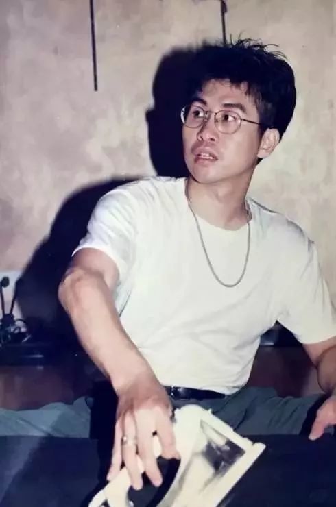 郑智化：因《水手》爆红，不到40岁就隐退歌坛，如今他生活怎样？