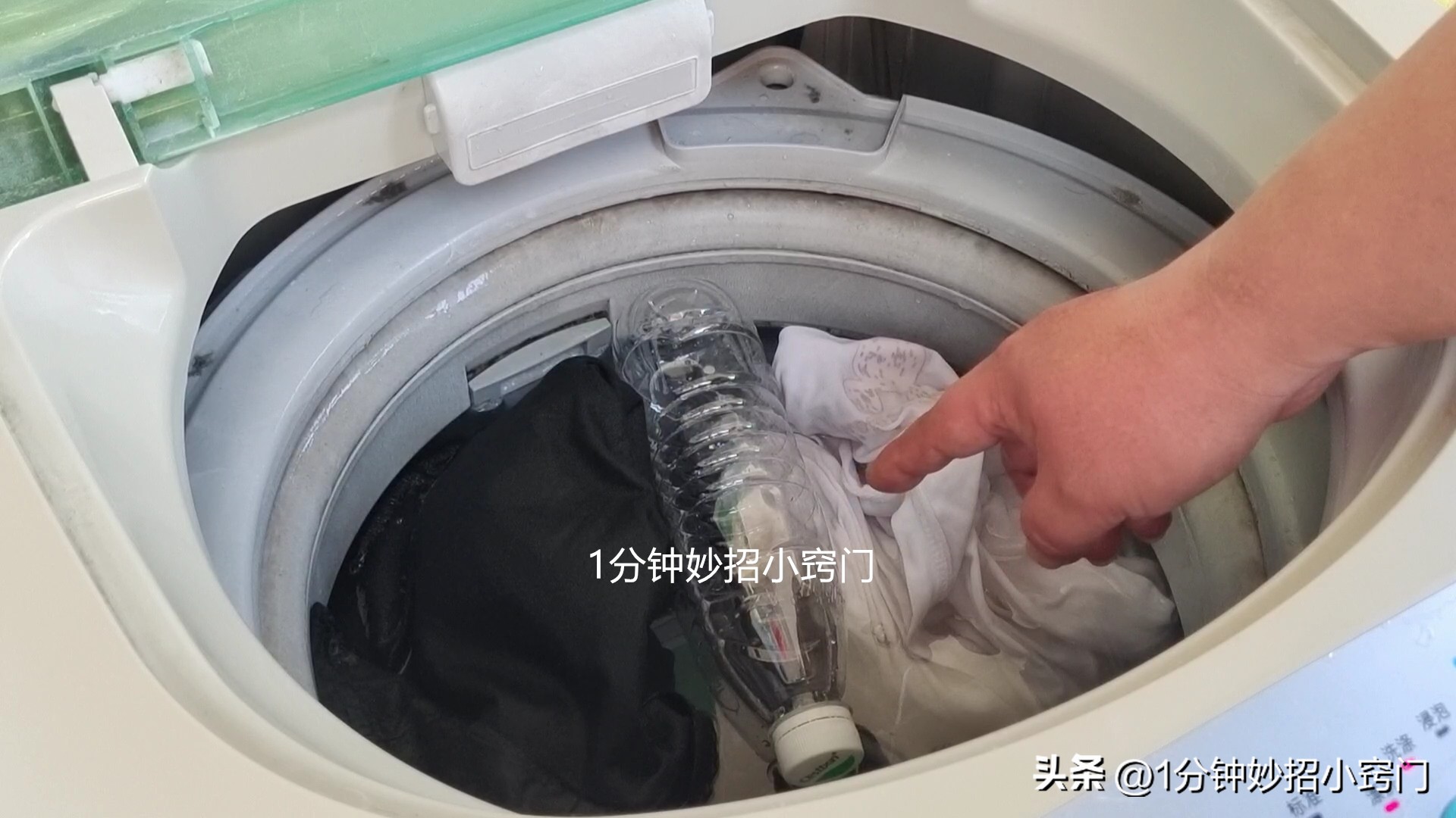 洗衣机里放一件衣服,洗衣机里面放塑料瓶洗衣服