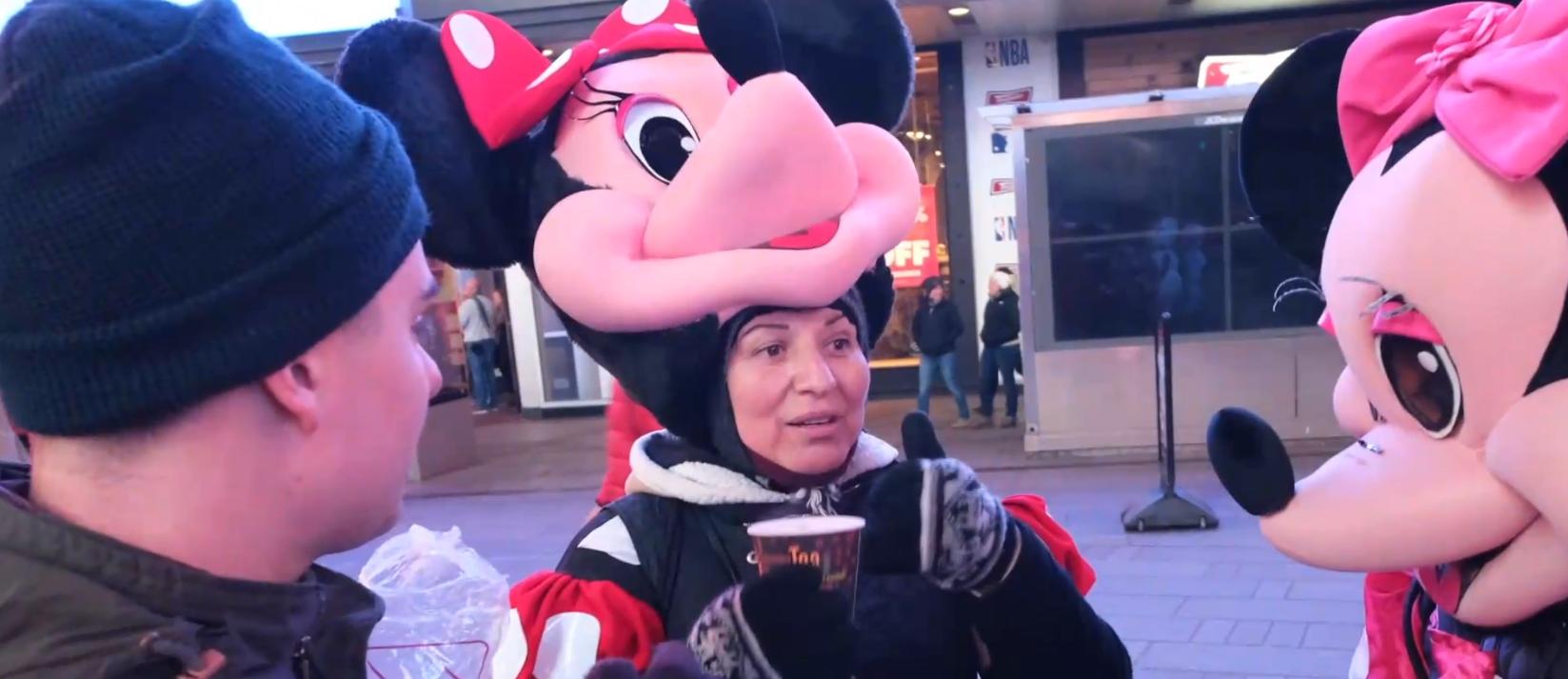 美国小伙觉得中国食物难吃，便用胡辣汤街头实验，结果被路人疯抢