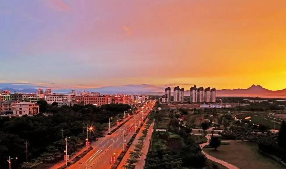 海南三亚一个美丽的海岛城市,海南这个号称小三亚的小城