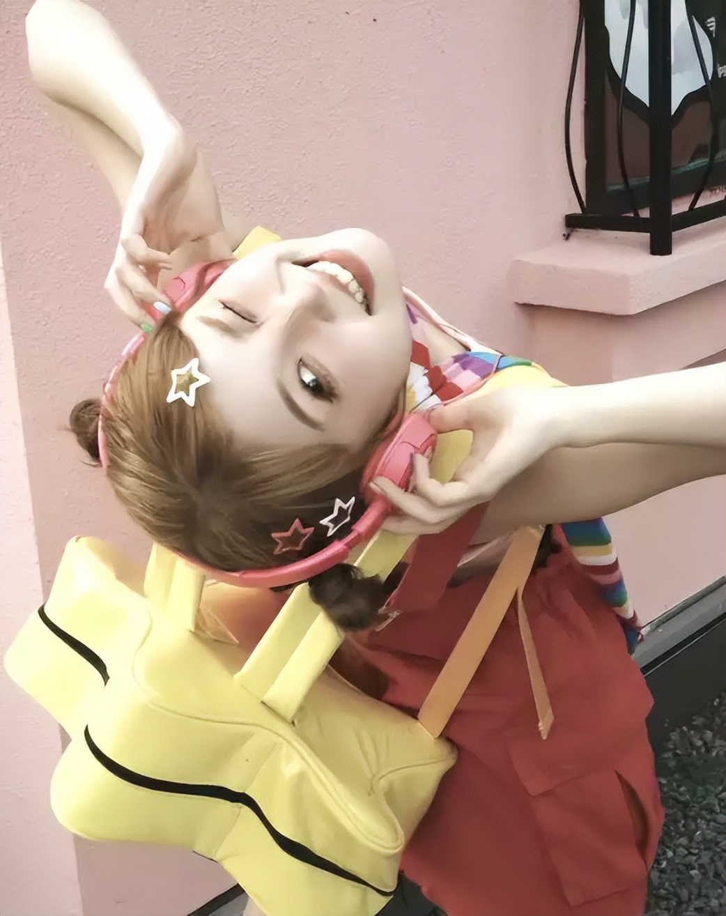 堪称校园风景线！高校女生流行穿起“多巴胺”装，靓丽独特很另类