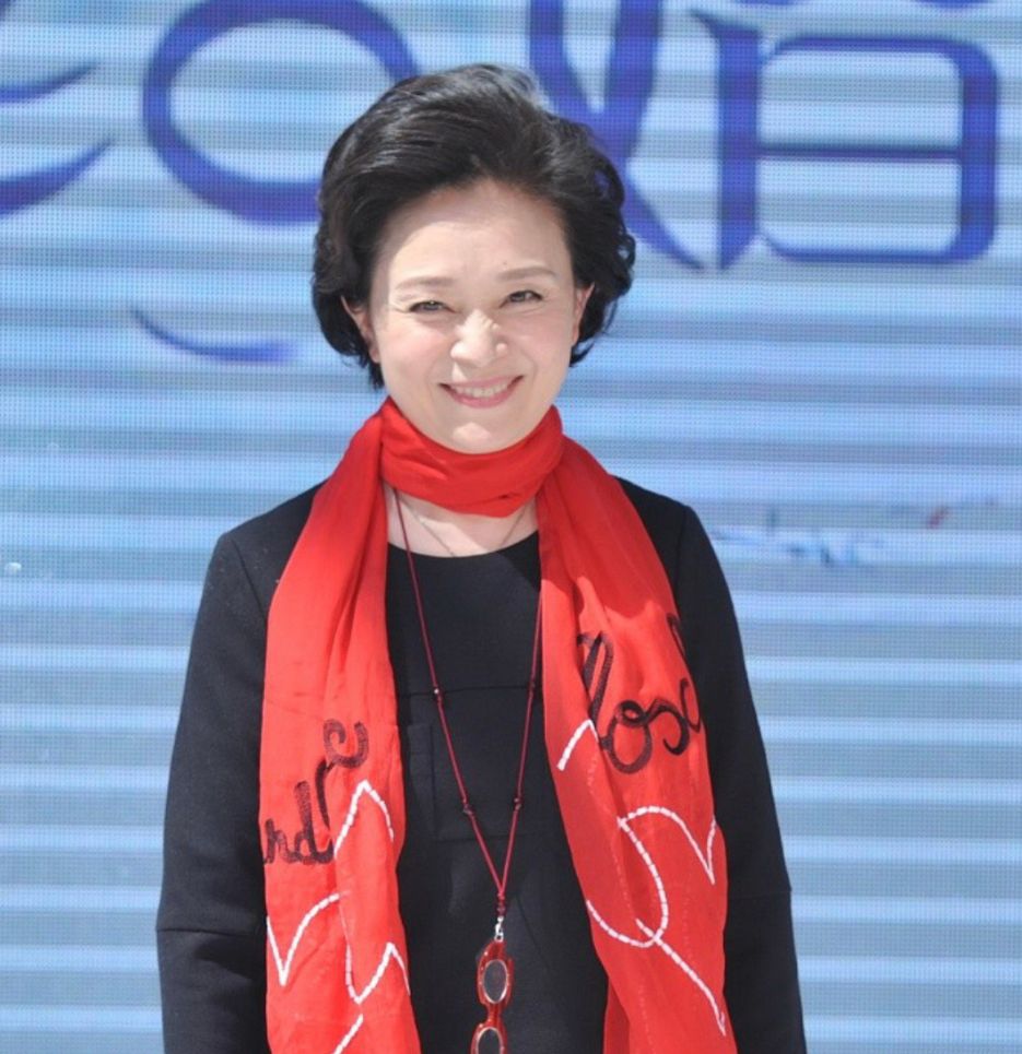 当64岁刘莉莉换了发型，才发现：微胖女人烫卷发，老了也能变洋气