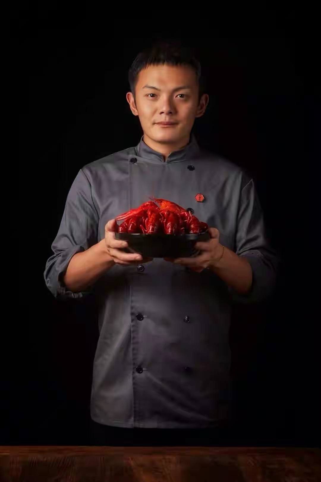 他靠小龙虾如何资产过千万,从卖小龙虾变成千亿首富