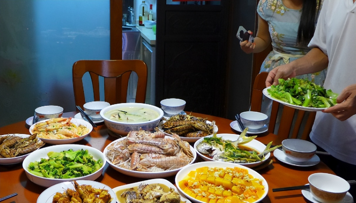 故事：婆婆不让我们回乡过年“赚钱不容易，红包至少两万别回了”