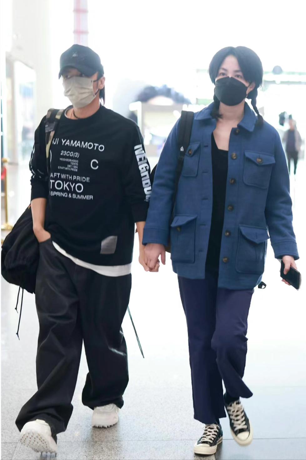 王菲带李嫣香港购物,王菲李嫣金发抢眼