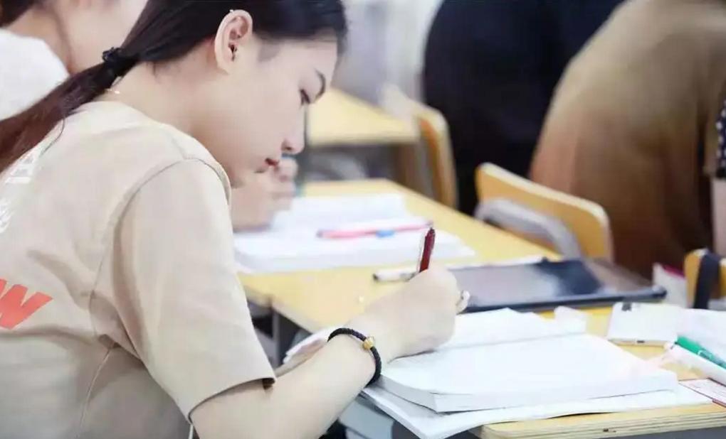 当下适合女生最有前途的10大专业,专科最吃香的十大专业适合女生学