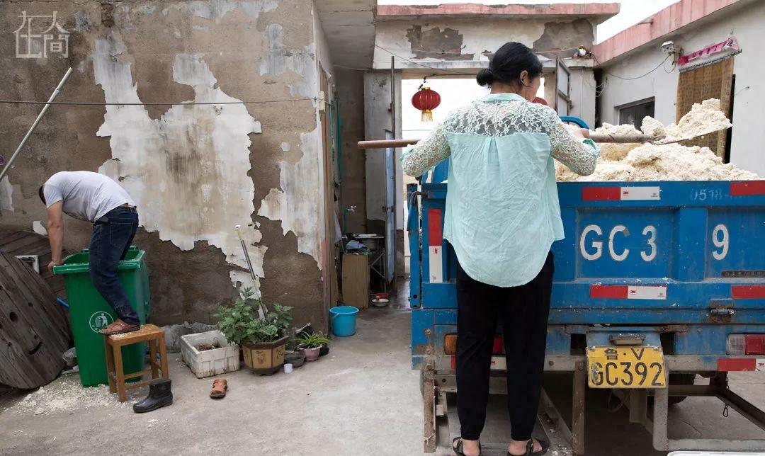 天地间丨情趣内衣小镇的女农民工每天往返于工厂和田间地头