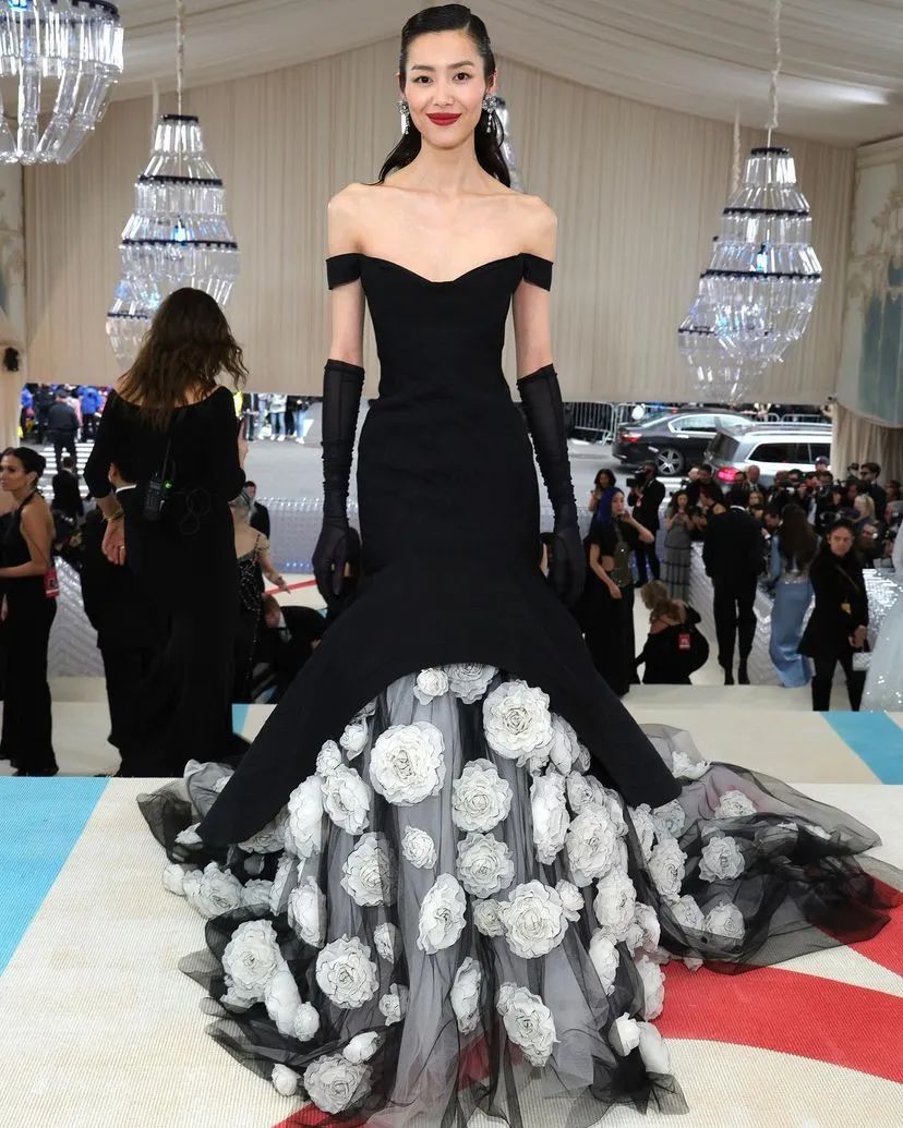 拖把头、海底生化人穿搭，美国这最受瞩目的一夜，如“群魔乱舞”