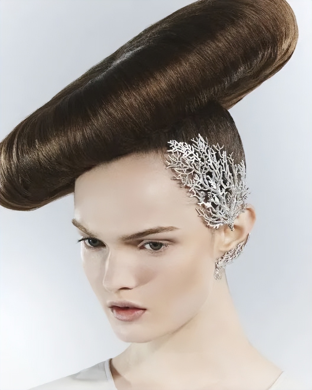 王冠要怎么戴才不会压塌头发,戴皇冠怎么能不掉