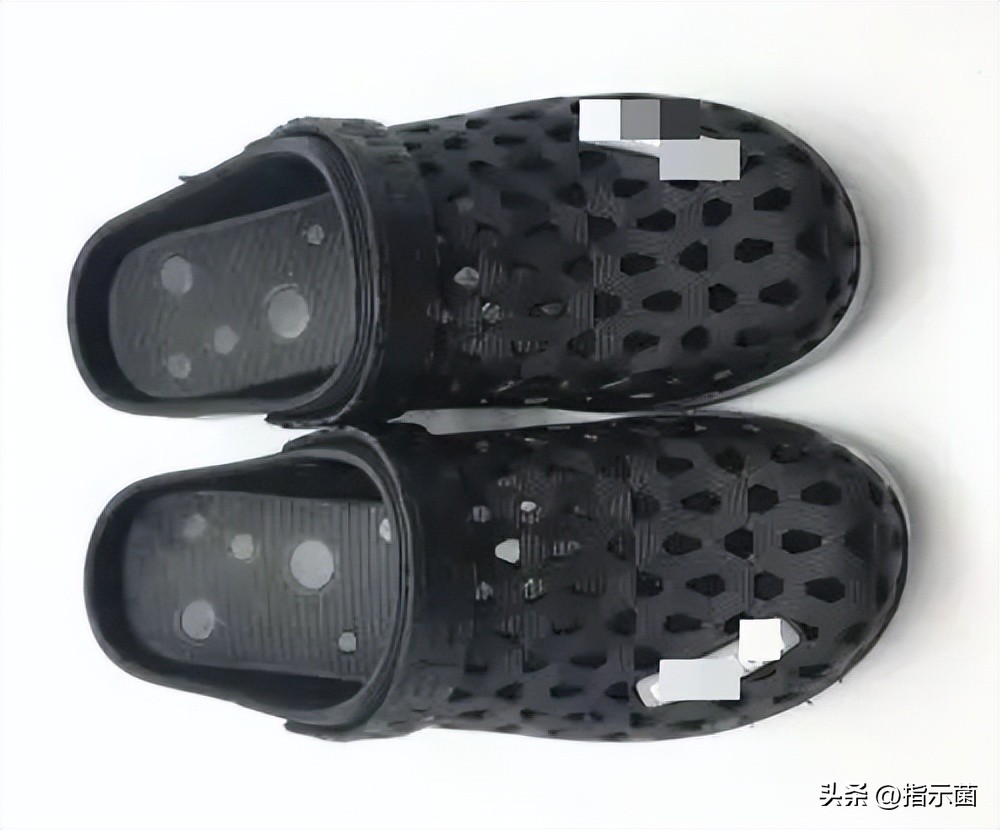 蓝黑色塑料拖鞋不要买,发臭加脚气病,你想要?