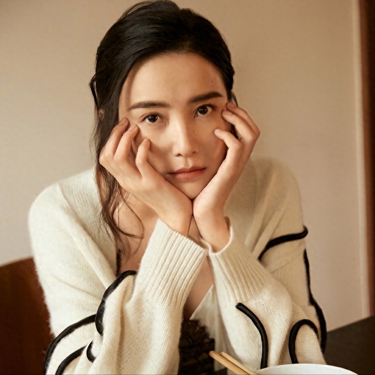 小宋佳：靠“吊带”上位，与已婚名导同居，42岁的她活的又酷又飒