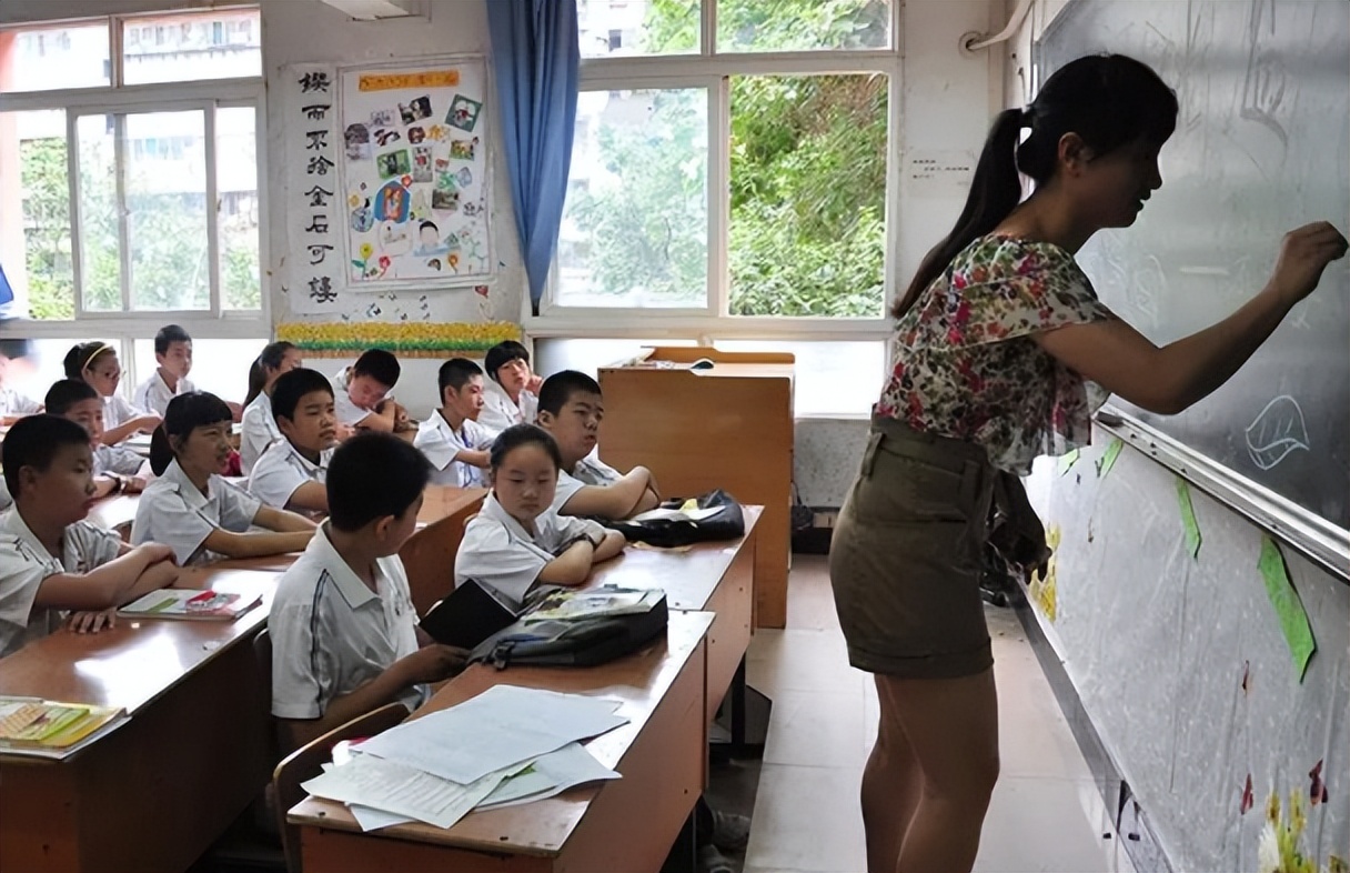 新班主任在家长群里的发言,新上任班主任被家长质疑