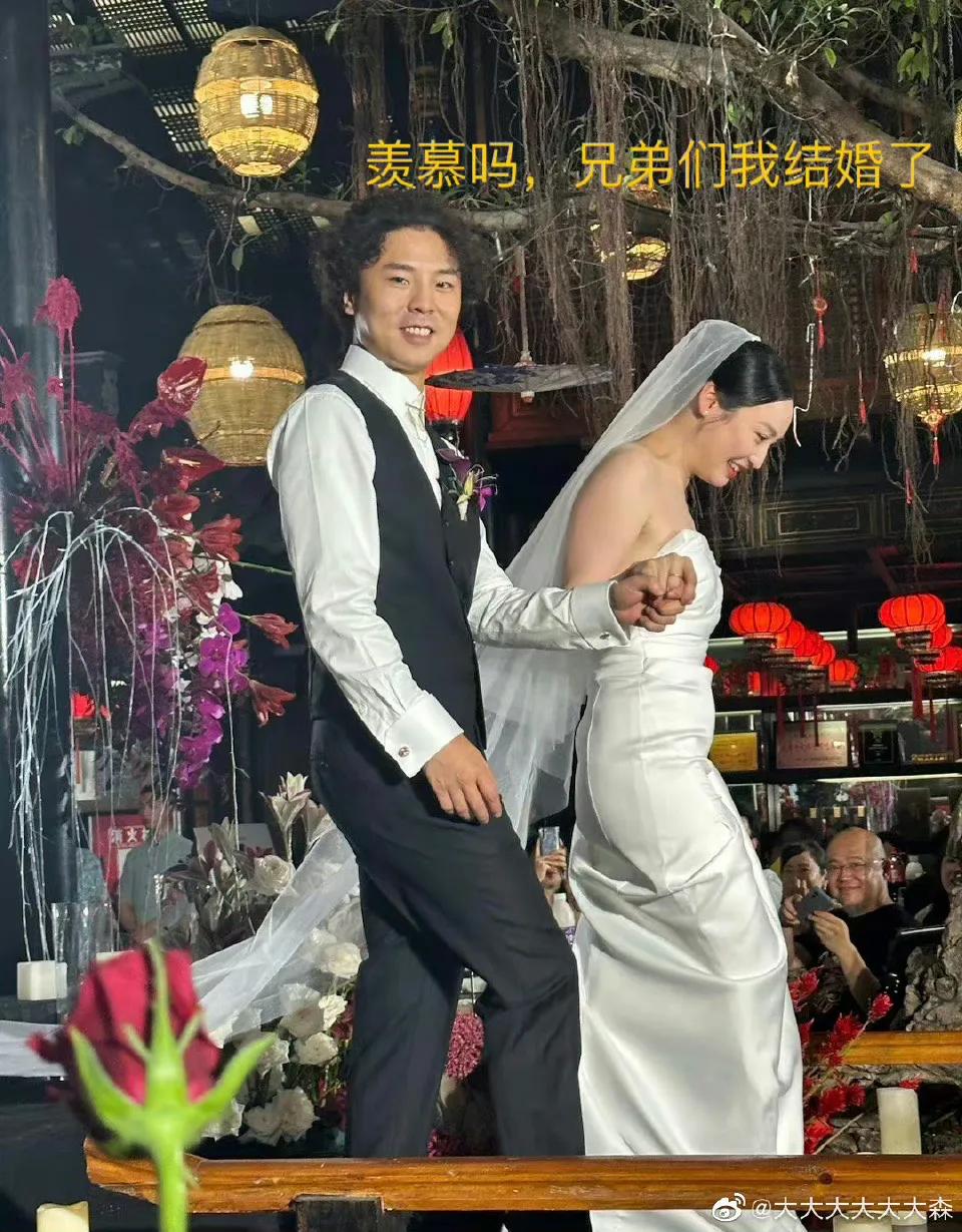 邓典果结婚，杨和苏上热搜，参加婚礼跑错地方了，引来群嘲。