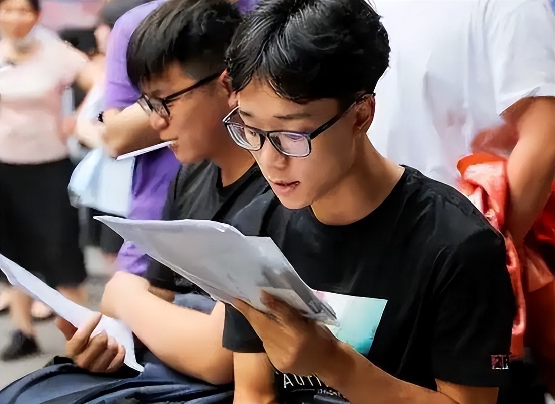 成绩好的学生破格被武大录取,武大四年被告知未被录取