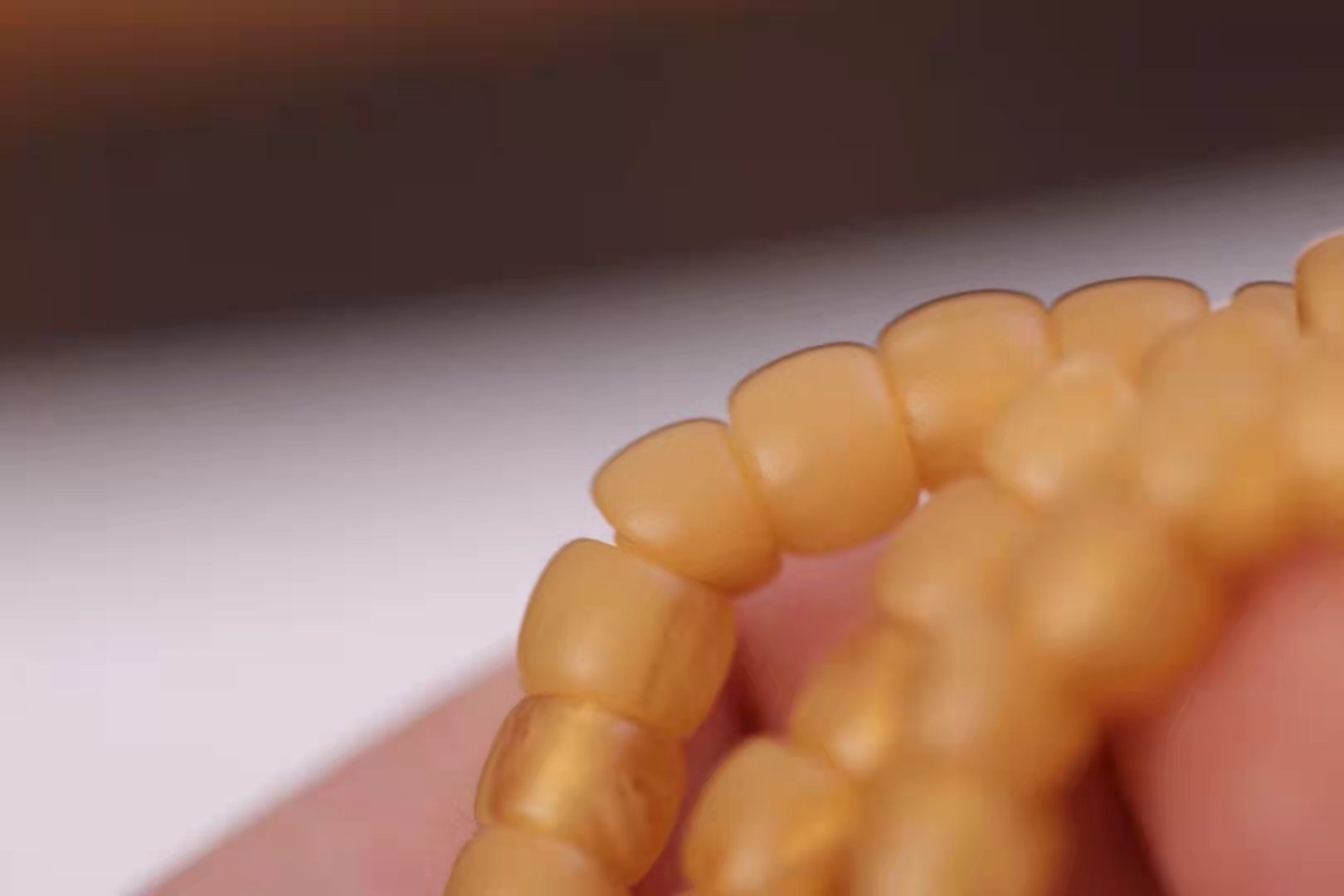 二代合成蜜蜡与天然蜜蜡区别,天然蜜蜡和二代合成蜜蜡的区别