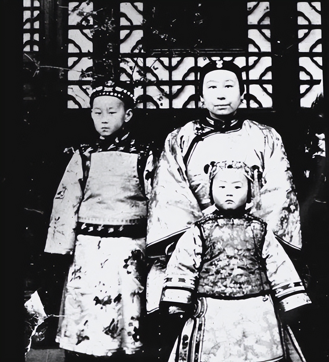 张爱玲的母亲是李菊藕吗,李菊藕和张爱玲的关系