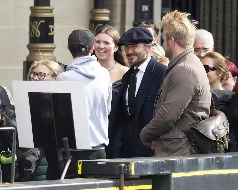 贝克汉姆排队13小时吊唁英女王,贝克汉姆纪念仪式