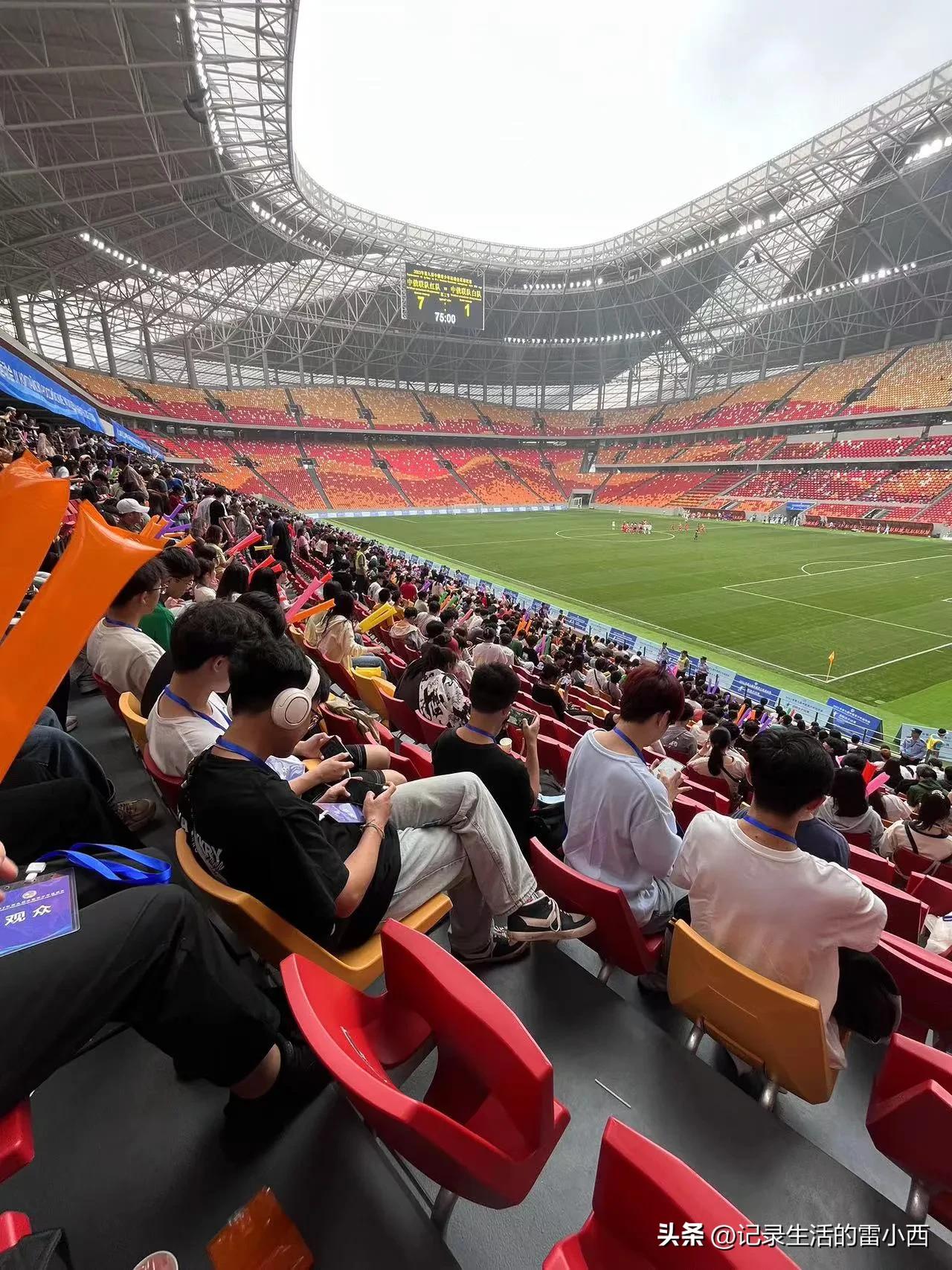 龙兴足球场，重庆首座专业足球场，家门口看球太棒