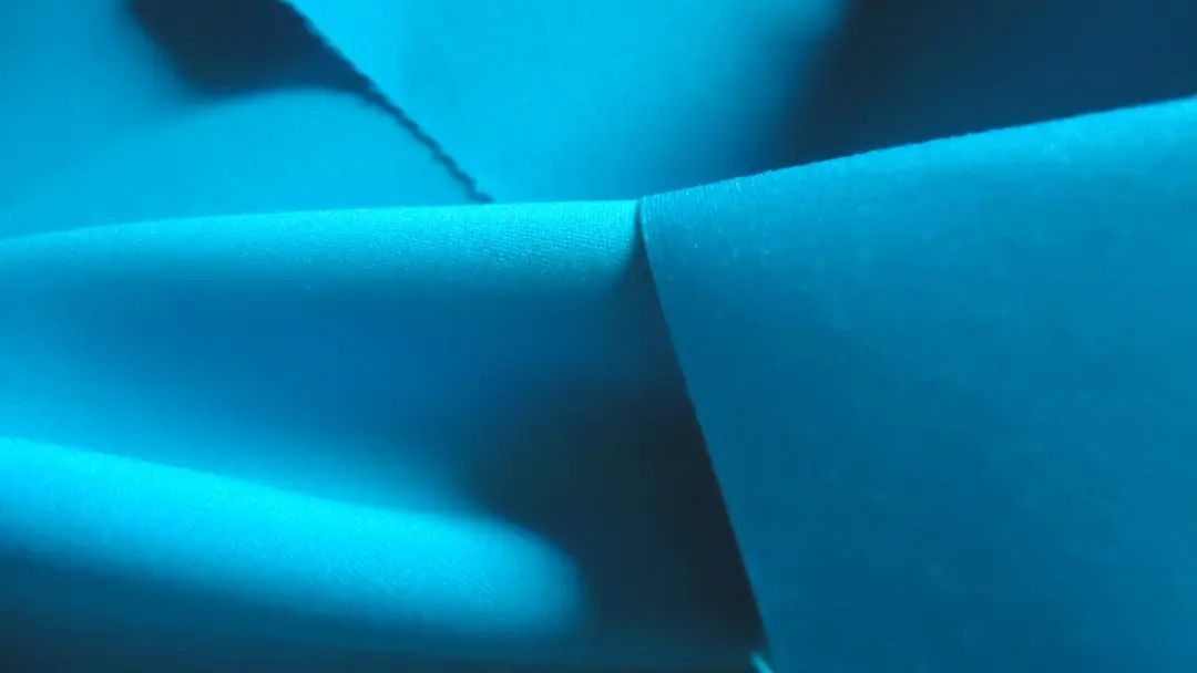 涤纶和丝绵的裤子哪个好,衣服填充物涤纶和丝棉哪个好