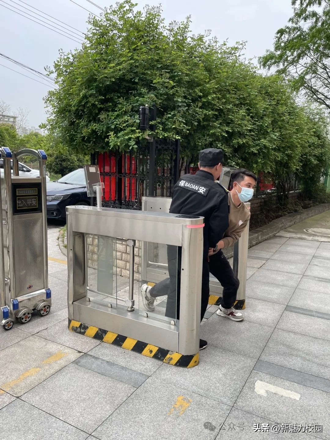 防暴演练呵护平安校园,防暴演练进校园筑起安全第一线