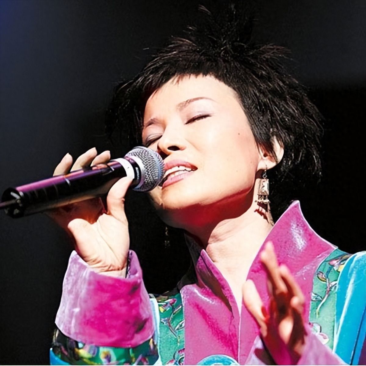 她发烧4天后突然去世,女歌手演出时倒地抢救无效离世