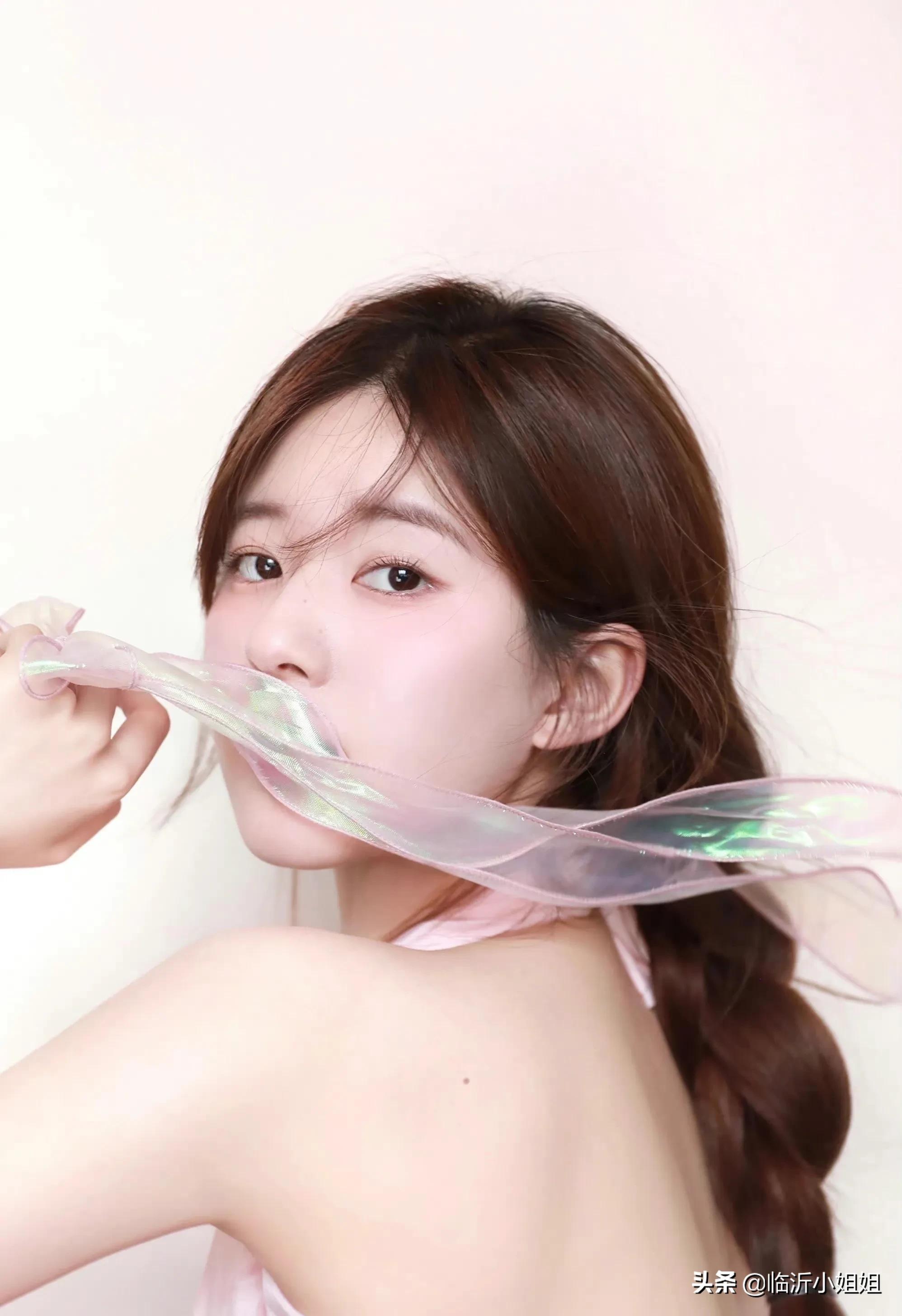 赵露思俏皮可爱的少女感,赵露思时尚俏丽