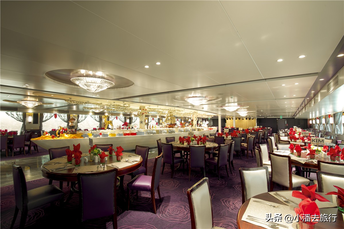 我和老伴一行2人从武汉出发，乘坐世纪传奇号，花费近2.4万元