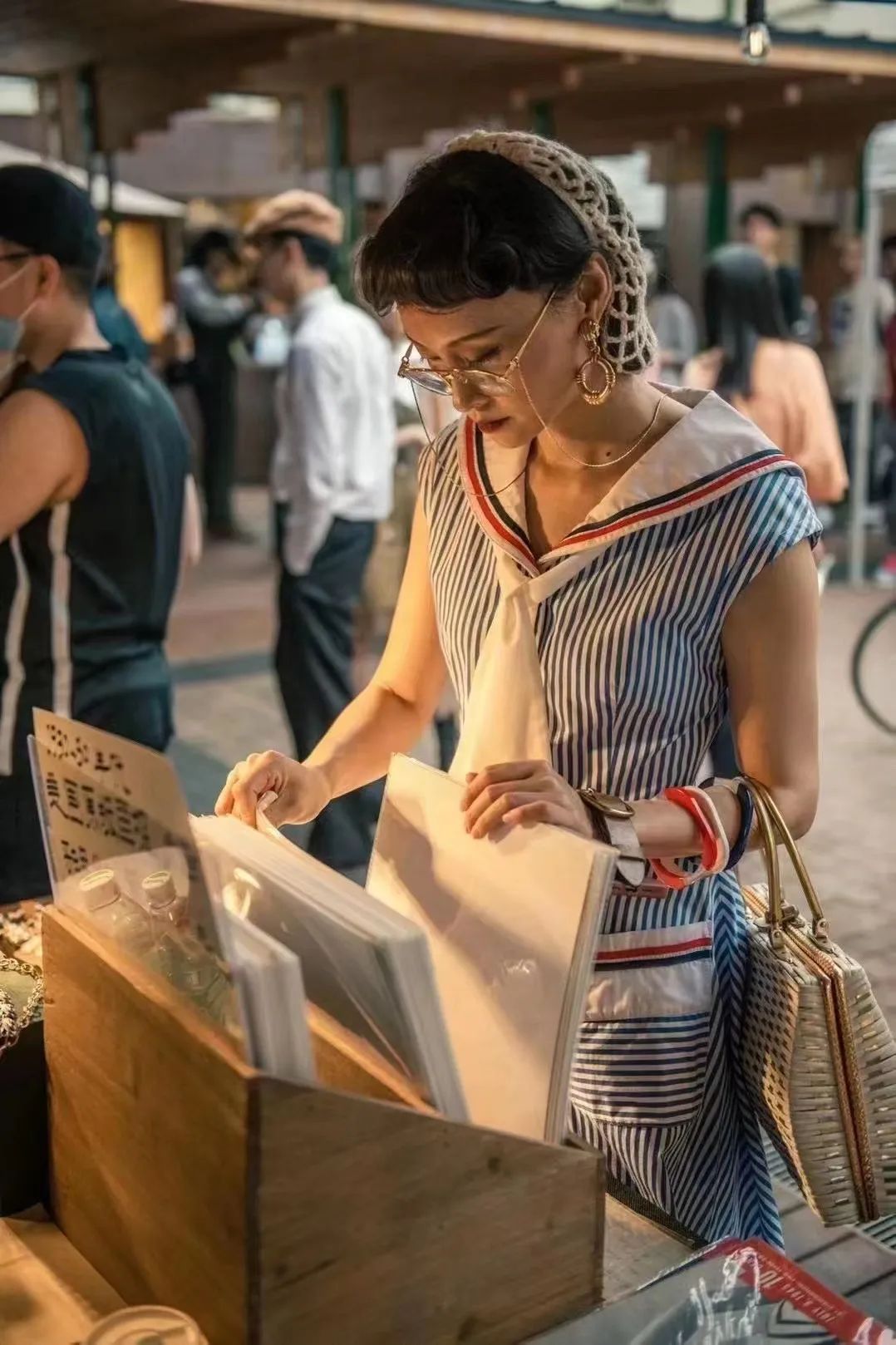 她复刻百年前的“女团”：穿流苏吊带、在舞池摇摆