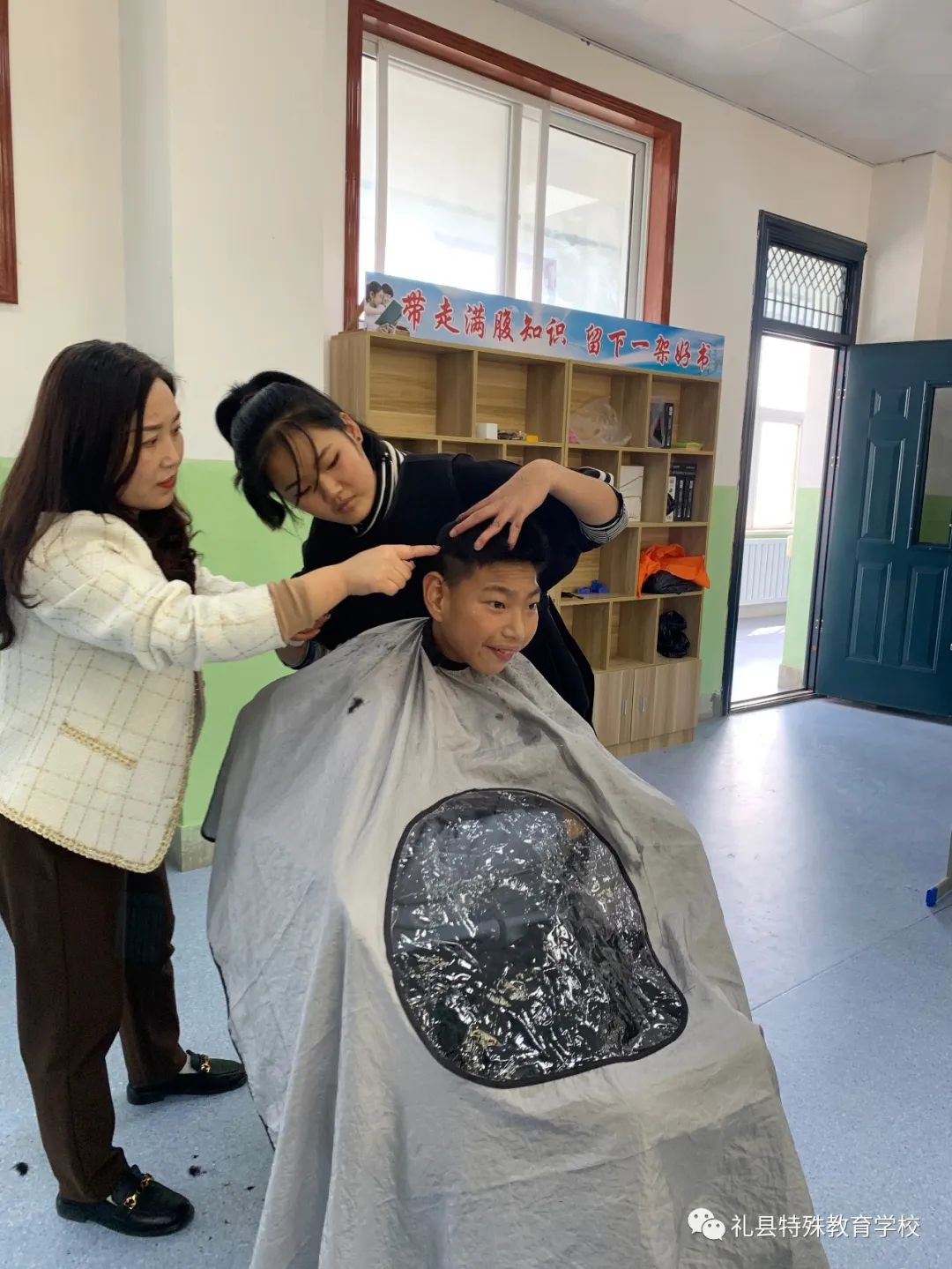 鐗规畩鏁欒偛瀛︽牎宸ヤ綔鍥炵湼,鐖卞績娴囩亴闈欏緟鑺卞紑