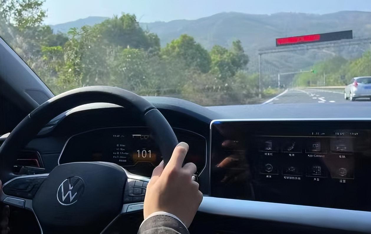 开车时,总有些人舍不得开空调,车载空调到底会增加多少油耗?