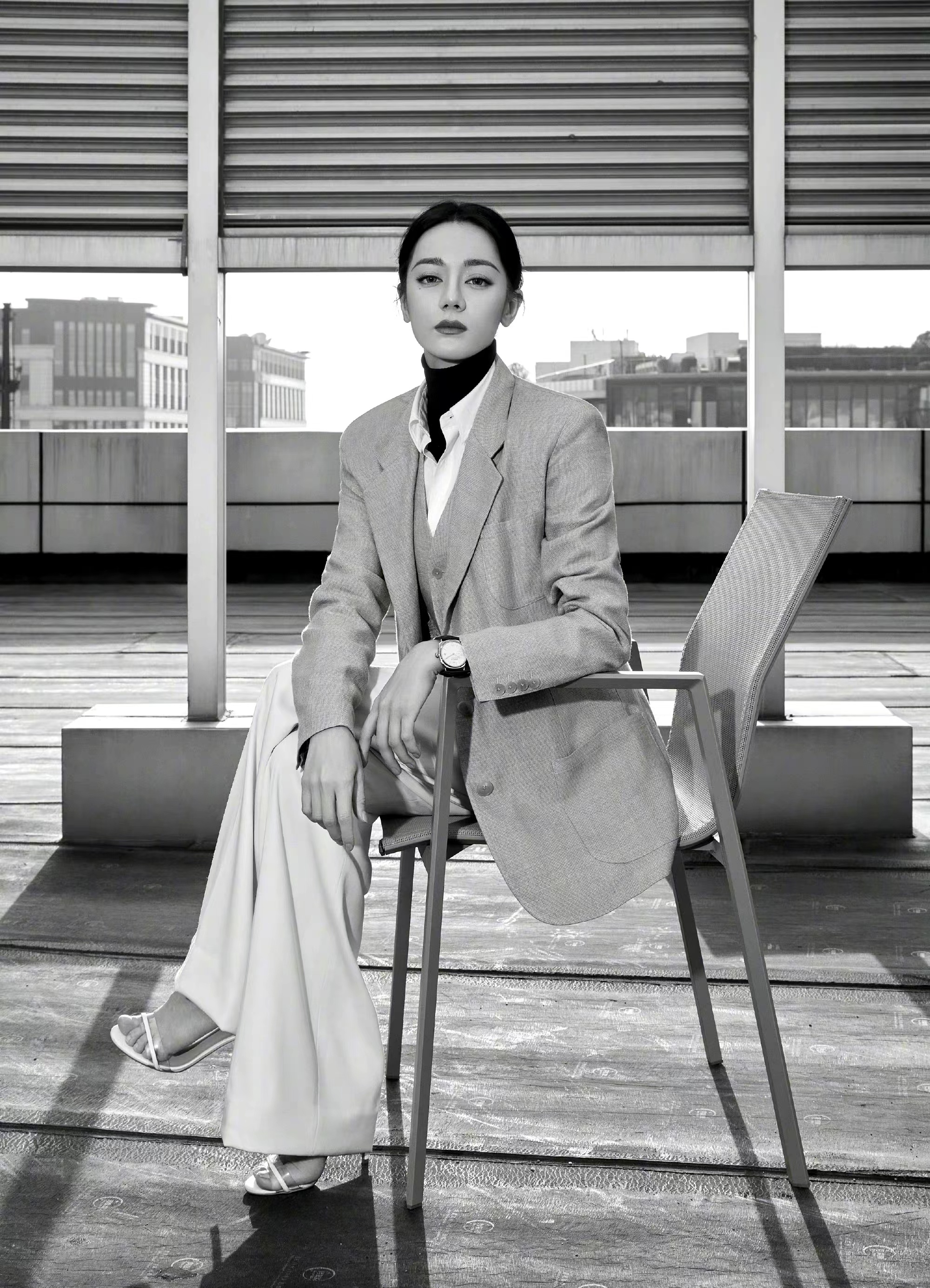 迪丽热巴女霸总造型上线，穿素色西装搭阔腿裤，酷飒又有型！