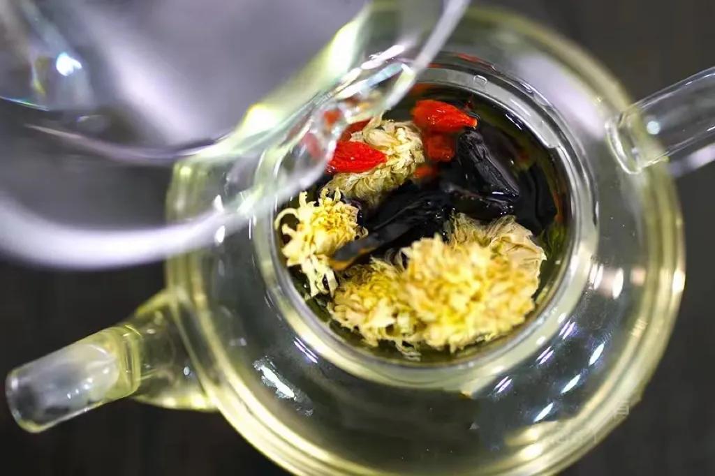 养肝护肝喝什么茶最好菊花金银花,熬夜喝什么菊花茶最好养肝