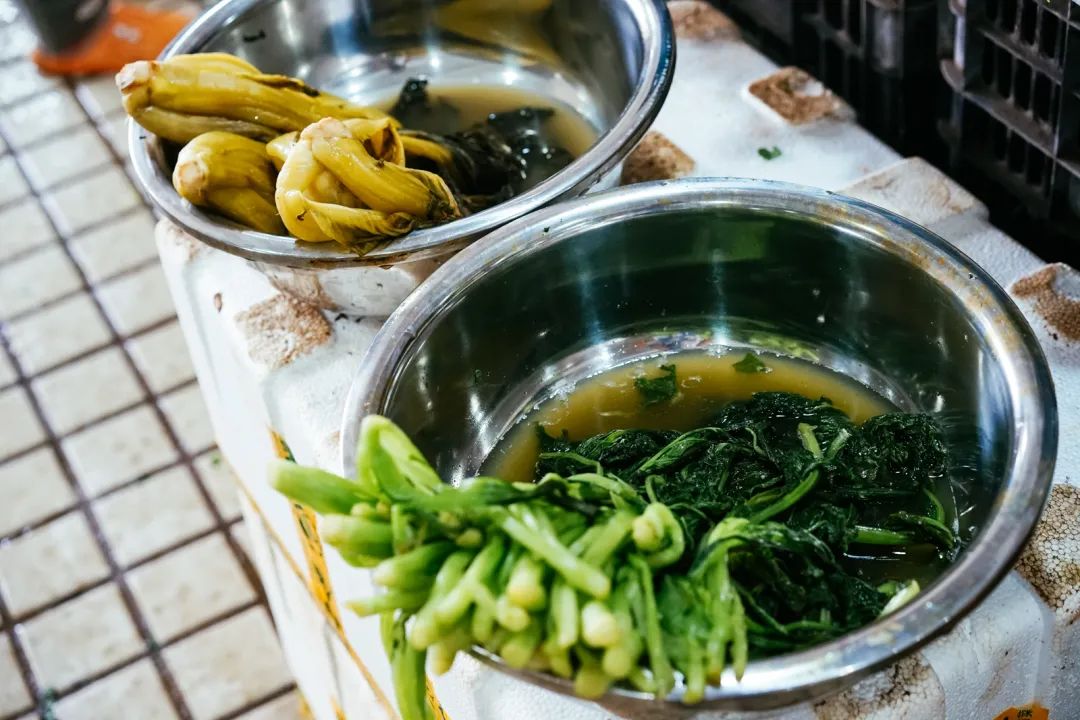 早餐烤乳猪，海鲜论盆卖？这座海岛小城舒坦得有点离谱了