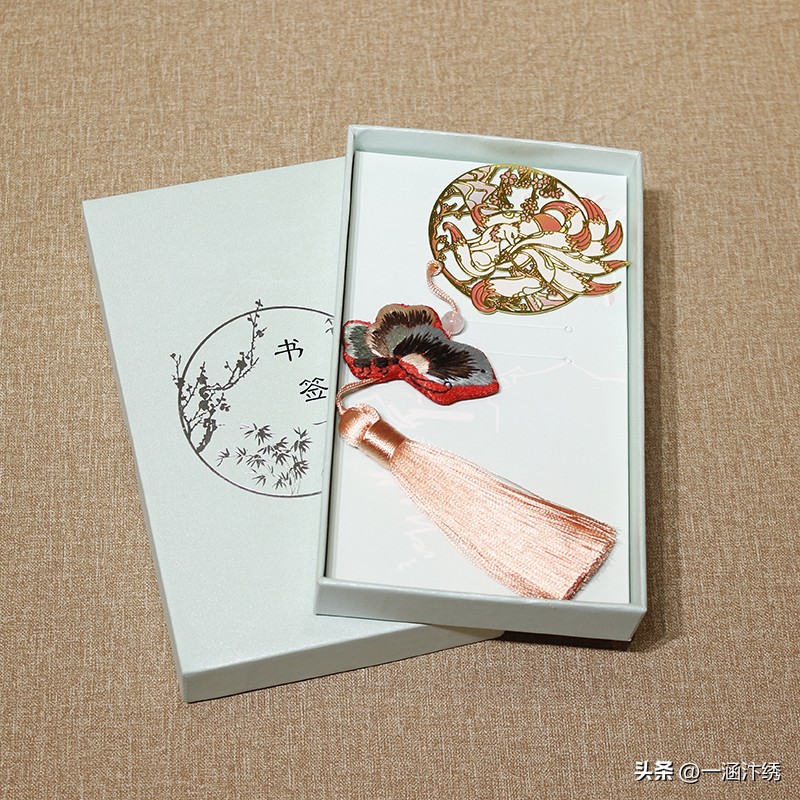 给外国朋友带中国风的礼物比较好,出国适合带的小礼物